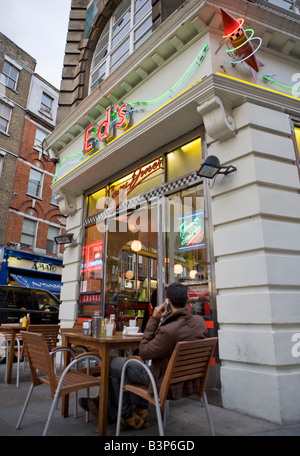 Leute sitzen außen Eds Diner Soho West End London UK Europe Stockfoto