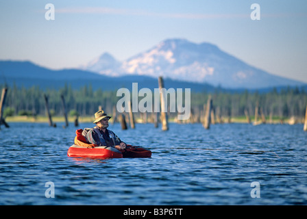 Fliegenfischer in Float Tube Kran Prairie Oregon Stockfoto