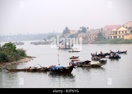 Traditionelle Fischerboote und River Ferry im frühen Morgenlicht Hoi An Vietnam Stockfoto