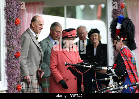 Die Königin, Prinz Philip und Prinz Charles präsentieren die Preise beim berühmten Braemar Gathering in Aberdeenshire, Schottland, Großbritannien Stockfoto