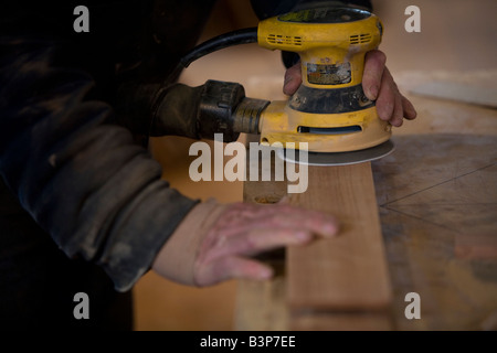 Schiffsbauer arbeitest du im Shop in der Port Townsend-Werft, die die Stadt von Port Townsend für seine meisterhafte Schiffsbauer bekannt ist Stockfoto