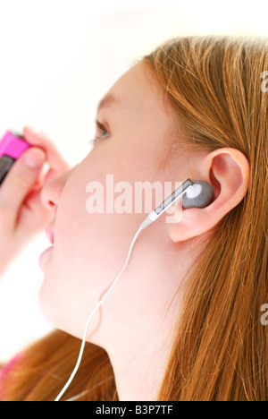 Junge Teendage Mädchen anhören von Musik auf ihrem MP3-player Stockfoto