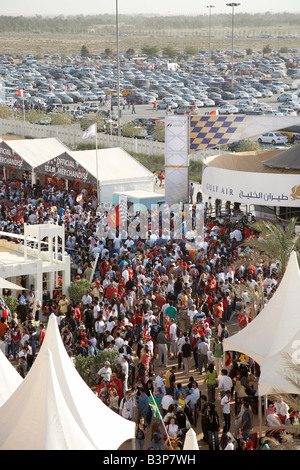 Massen von Menschen im öffentlichen Bereich bei der 2007 Bahrain Formel 1 F1 Grand Prix Stockfoto