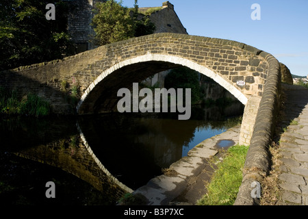 Eine Brücke überquert die Leeds-Liverpool-Kanal Shipley, Bradford, West Yorkshire Stockfoto