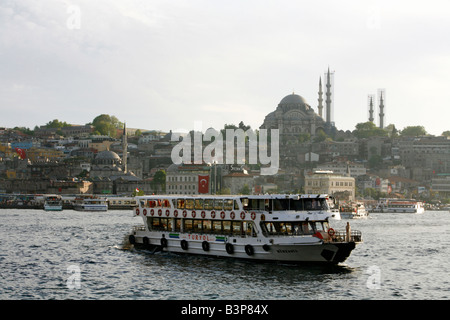 Mai 2008 - Boot überqueren das Goldene Horn mit Blick auf die Stadt und Süleymaniye-Moschee im Hintergrund Istanbul Türkei Stockfoto