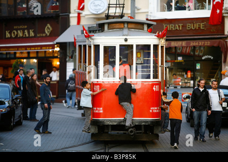 Mai 2008 - Kids auf die Straßenbahn, die entlang der Istiklal Caddesi Istanbul s wichtigste Straße in Beyoglu Viertel Istanbul Türkei einkaufen geht Stockfoto