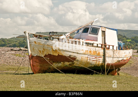 Altes Fischerboot an Küsten Marschland in Porlock Weir in Somerset westlich von England gestrandet Stockfoto