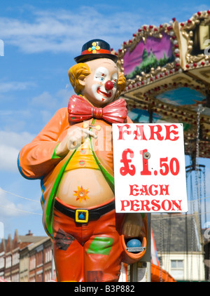 Nahaufnahme eines Kunststoff Clowns auf eine Fahrt auf der Kirmes. Stockfoto