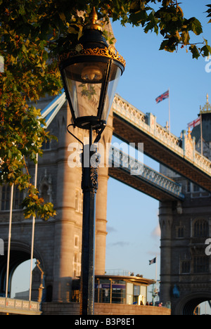 Tower Bridge mit Lampost Stockfoto