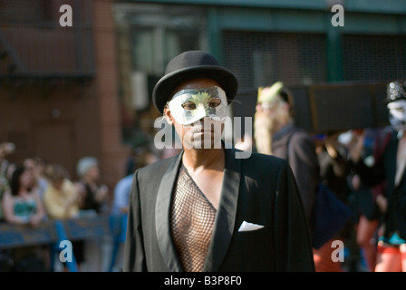 Ein Mann in einer Maske auf der Parade in New York. Stockfoto