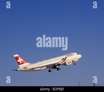 SWISS-Flugzeuge (Reg. HB-IJR, Airbus A320-214) nach dem Start vom Flughafen von Palma De Mallorca, Balearen, Spanien. Stockfoto