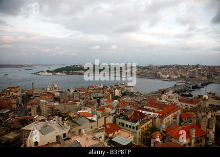 Mai 2008 - Brücke Skyline von Istanbul mit Blick über das Goldene Horn und der Galata Istanbul Türkei Stockfoto