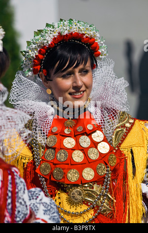 Mädchen in der kroatischen Tracht mit Dukaten auf die Kleidung und Kopfbedeckung. Stockfoto