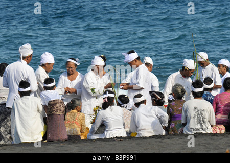 Zeremonie am Strand von Kusamba, Teil der Feuerbestattung Ritual, Bali, Indonesien Stockfoto