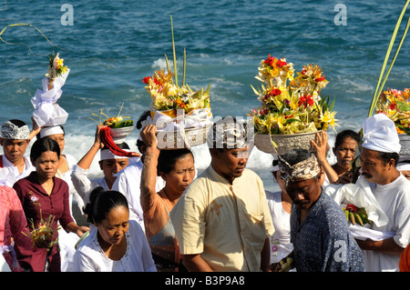 Zeremonie am Strand von Kusamba, Teil der Feuerbestattung Ritual, Bali, Indonesien Stockfoto