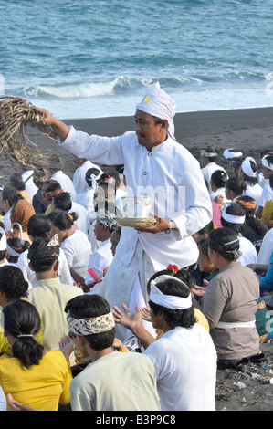 Zeremonie am Strand von Kusamba, Teil der Feuerbestattung Ritual, Bali, Indonesien Stockfoto