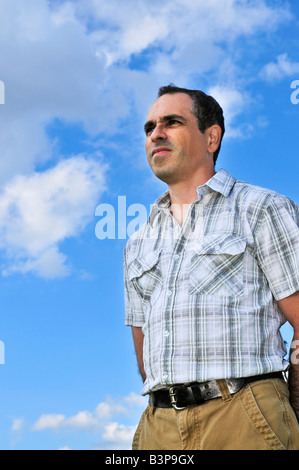 Portrait Mann mittleren Alters Denken und runzelt die Stirn Stockfoto