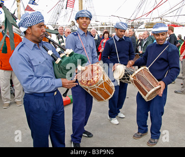 die Besatzung eines Schiffes Oman unterhalten die Besucher zum Großsegler vor dem Rennen Festival an den Docks in Falmouth, Cornwall, uk Stockfoto