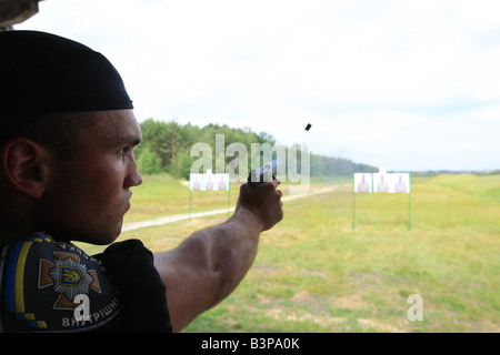 Ukrainische spezielle Truppen Soldaten bestanden Maroon Berets Prüfung Stockfoto