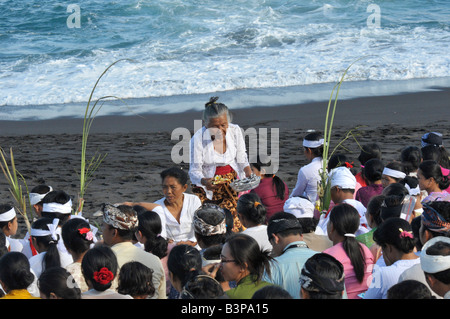 Zeremonie am Strand von Kusamba, Teil der Feuerbestattung Ritual, Bali, Indonesien Stockfoto