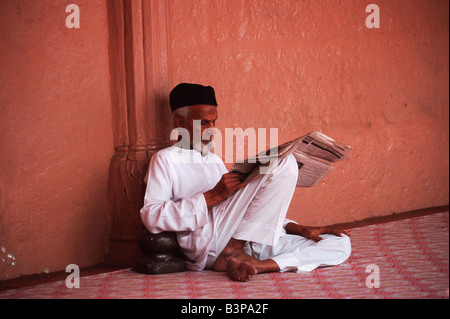 Porträt Rajpute Mann liest Zeitung tragen einen Bart und Turban Rajasthan Indien Asien Stockfoto