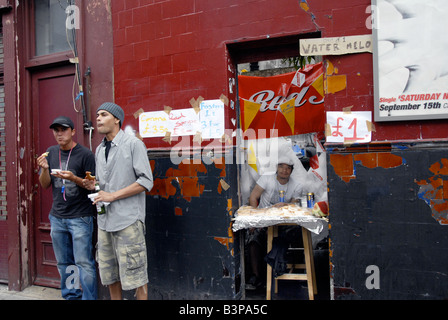 Loch in Wand-Shop Notting Hill Carnival Stockfoto