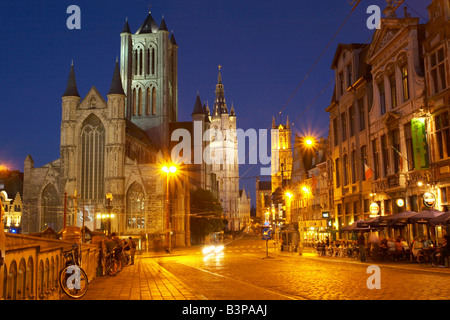 Zentralen Gent in der Nacht von St. Michael Brücke, zeigt St Nicolas Kirche, der Glockenturm und St. Bavo Kathedrale, Belgien Stockfoto