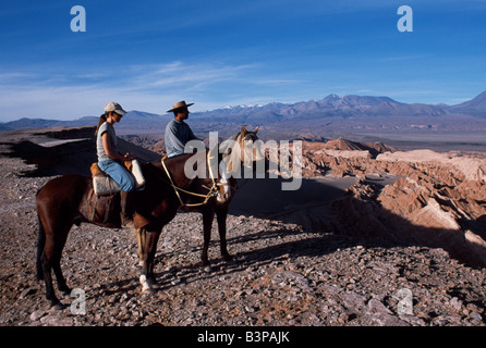 Chile, Atacama-Wüste. Blick auf den Wind erodiert Gipfeln und Mondlandschaft des Gebirges Salz mit den Anden im Hintergrund während einer Wanderung Pferd Las Cornicas Grat entlang Stockfoto