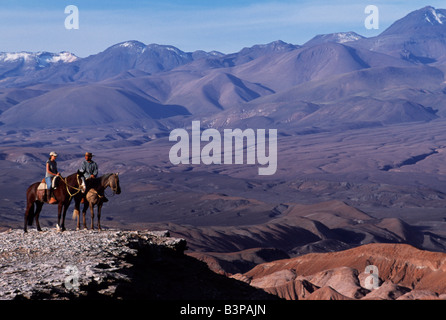 Chile, Atacama-Wüste. Blick auf den Wind erodiert Gipfeln und Mondlandschaft des Gebirges Salz mit den Anden im Hintergrund während einer Wanderung Pferd Las Cornicas Grat entlang Stockfoto