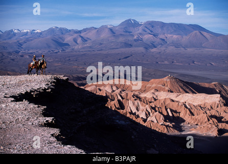 Chile, Atacama-Wüste. Blick auf den Wind erodiert Gipfeln und Mondlandschaft des Gebirges Salz mit den Anden im Hintergrund während einer Wanderung Pferd Las Cornicas Grat entlang Stockfoto