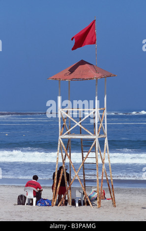 Chile, Region 1, Iquique. Rettungsschwimmer auf Playa Cavancha, die meisten im Zentrum von Iquique die Stadtstrände. Iquique ist an der pazifischen Küste am Fuße der 800 Meter langen Küsten Cordillera gelegen, die Hauptstadt der Region 1. Während das Nitrat wurde Boom im 19. Jahrhundert Iquique Chile die reichste Stadt. Stockfoto