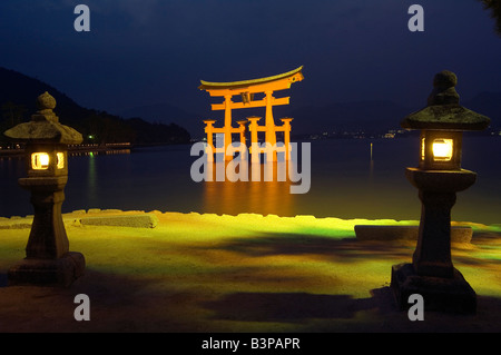 Japan, Präfektur Hiroshima, Insel Miyajima. Laternen, die vor der roten Torii-Tor des Itsukushima-Jinja Schrein Stockfoto