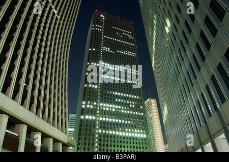 Japan, Tokio, Shinjuku. Shinjuku Hochhäuser und Gebäude der Stadt bei Nacht Stockfoto