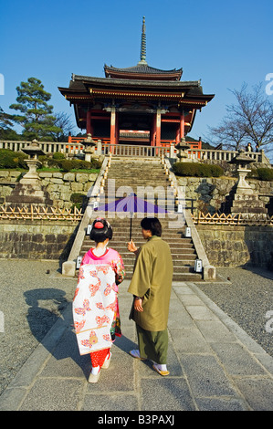 Japan, Kyoto, Kiyomizudera Tempel Tor paar tragen traditionelle Kimono mit Sonnenschirm Stockfoto