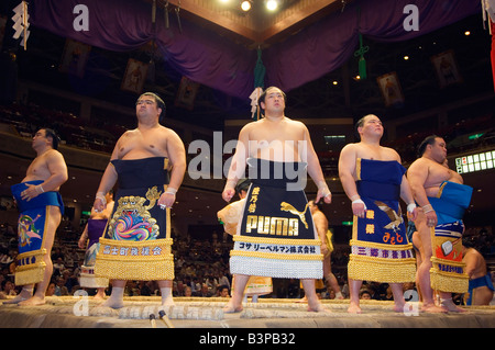 Japan, Bezirk Ryogoku Kokugikan Halle Stadion. Grand Taikai Sumo Wrestling Turnier Dohyo Ring betreten Zeremonie der oberen Rang Ringer Stockfoto