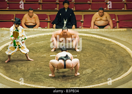 Japan, Bezirk Ryogoku Kokugikan Halle Stadion. Grand Taikai Sumo-Wrestling-Turnier-Sumo-Ringer im Wettbewerb Stockfoto