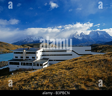 Chile, Patagonien, Explora Hotel Salto Chico mit Paine massiv hinter. Torres del Paine Nationalpark. Stockfoto