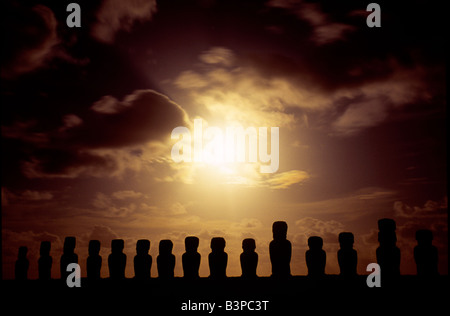 Chile, Osterinsel, Tongariki. Mondaufgang über fünfzehn kolossalen Steinstatuen oder Moais Tongariki. Die Moais stehen auf ihrer Plattform oder Ahu an der Ostküste der Insel am Fuße der Halbinsel Poike. Ahu Tongariki ist die größte Plattform auf der Insel auf über 200m in der Länge und hat die meisten Maois. Einige sind 10 Meter hoch. Die überwiegende Mehrheit der Osterinsel 800 + Moais wurden aus Tuffstein beobachtet auf der Seite des Rano Raraku zwischen 700-1500AD gemeißelt. Stockfoto