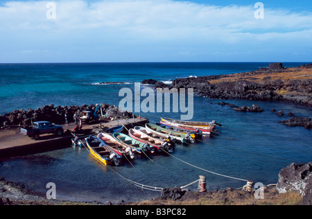 Chile, Osterinsel, La Perouse Bay. Hölzerne Fischerboote vertäut in einem kleinen Hafen in La Perouse Bay an der nördlichen Küste der Insel Stockfoto