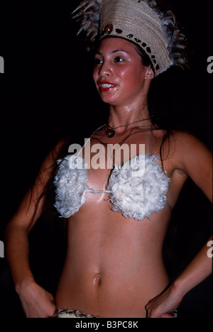 Chile, Osterinsel, Hanga Roa. Eine Tänzerin Rapanui Kari Kari kulturelle Tanz Gruppe ausführen Stockfoto