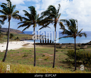 Chile, Osterinsel, Anakena. Einige der schönsten erhaltenen Moais auf der Osterinsel, die herrlichen Moais Ahu Nau Nau sitzen auf ihrer Plattform Anakena Strand, weißer Sand, türkisfarbenes Meer und Palmen umgeben. Anakena gilt als Landeplatz Website und Wohnung des Hota Matu'a, die ersten Polynesier in Mundgeschichte Rapa Nui auf der Osterinsel, niederzulassen. Stockfoto