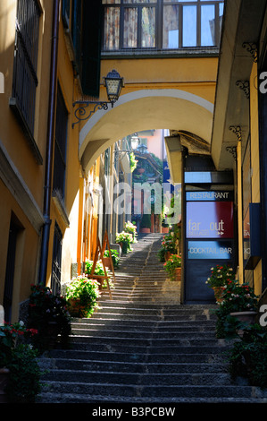 Die engen Gassen von Bellagio am Comer See in Italien Stockfoto