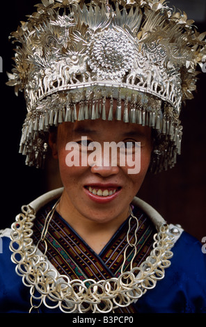 China, Provinz Guizhou, Kaili. Eine Miao-Frau trägt ihren festlichen Schmuck im Langde Village Stockfoto