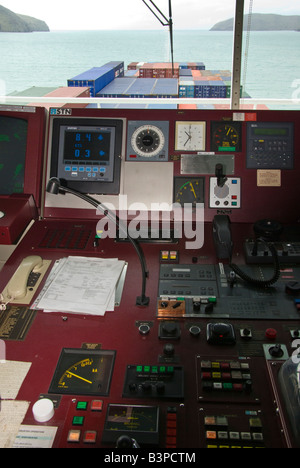 Ein Bedienpult auf der Brücke eines modernen Containerschiffes. Stockfoto