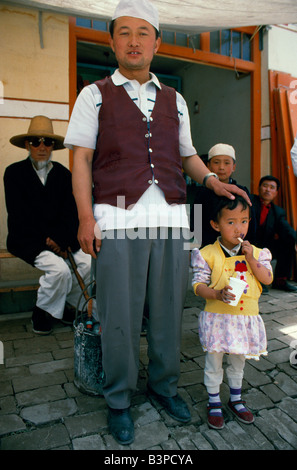 China, Provinz Gansu, Linxia. Eine Hui-Familie vor ihrem Geschäft. Die Hui sind Chinas nur so genannte "Minderheit Nationalität" Stockfoto