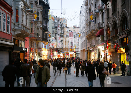 Mai 2008 - Istiklal Caddesi Istanbul s Haupteinkaufsstraße in Beyoglu Viertel Istanbul Türkei Stockfoto