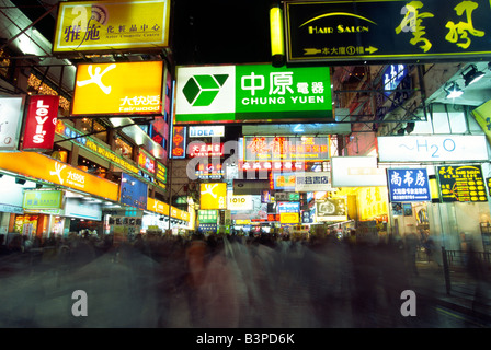 China, Hongkong, Kowloon. Shopper Abstieg auf den Neon-beleuchtete Straßen des Stadtteils Yau Ma Tei in Kowloon, Hong Kong Stockfoto