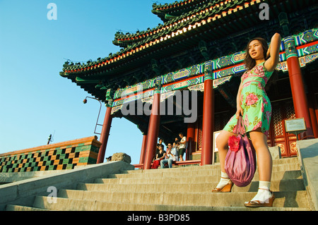 Junge chinesische Modell (MR) Wanchun Pavillon (alle Zeit Frühling Pavillon), Jingshan Park, Peking, China Stockfoto