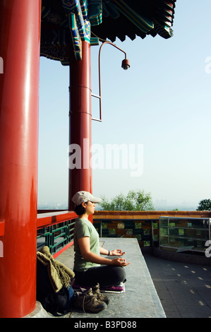 Reiki Heilerin, Regina Wei (MR), Yoga zu praktizieren, in den frühen Morgenstunden Wanchun Pavillon (alle Zeit Frühling Pavillon), Jingshan Park, Peking, China Stockfoto