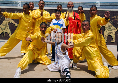 Kung Fu Schüler ihre Fähigkeiten auf den Tourismus anzeigen zeigen im Shaolintempel, Provinz Henan, China. Shaolin ist der Geburtsort des Kung Fu Kampfkunst. Stockfoto